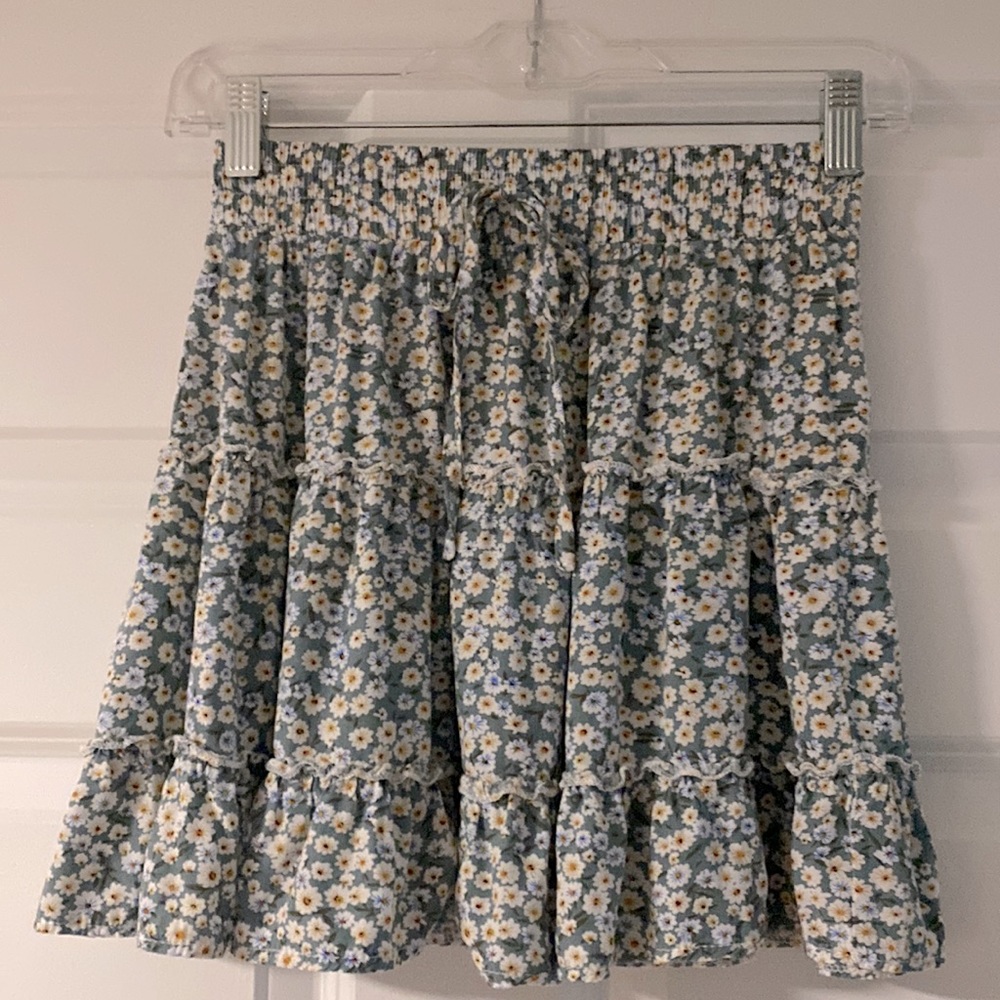 Cute summer skirt w/ stretchy waistband, and drawstrings